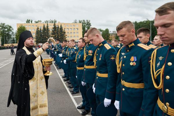 Священники напутствовали выпускников военных вузов