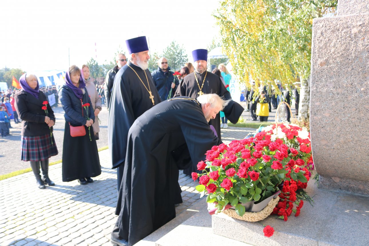 Клирики приняли участие в возложении цветов на мемориале "Холм Славы"