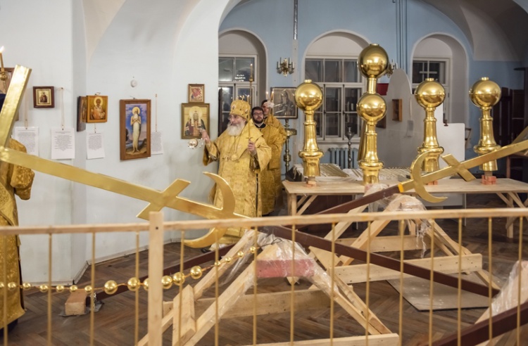 Епископ Мстислав совершил чин освящения надкупольных крестов Покровского храма подворья Антониево-Дымского монастыря