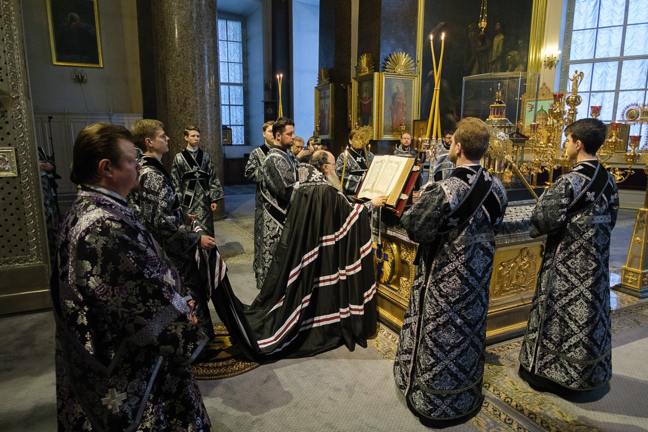 В Великий понедельник митрополит Варсонофий молился за уставными богослужениями в Казанском соборе 