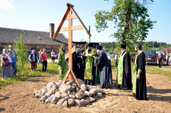 Епископ Митрофан освятил камень в основание нового храма