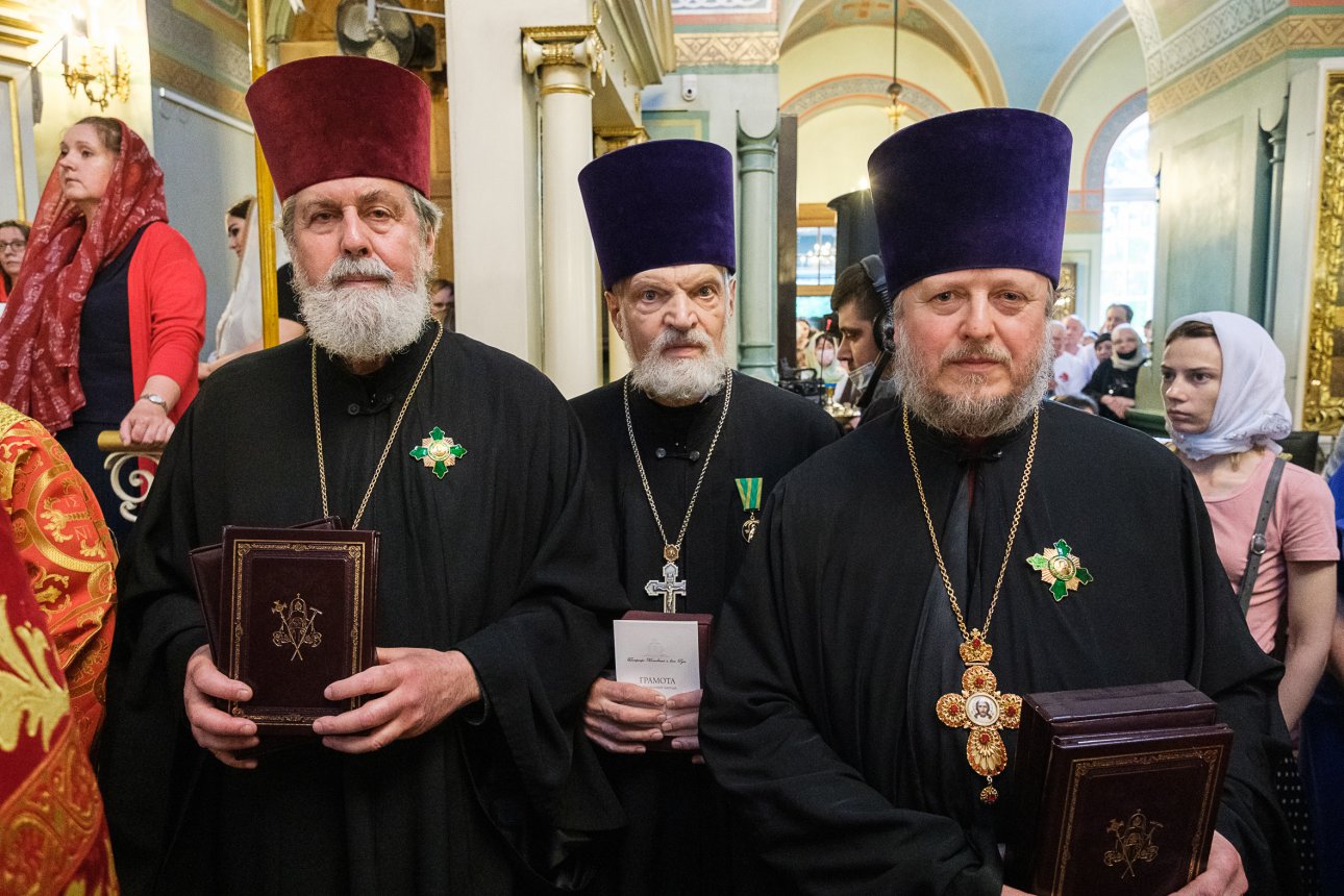 Клирикам Смоленского храма вручены высокие награды Церкви 