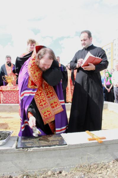 Епископ Митрофан освятил камень в основании храма пророка Илии в Гатчинском микрорайоне «Аэродром»