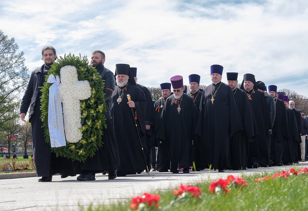 Делегация епархии приняла участие в возложении венков на Пискаревском кладбище