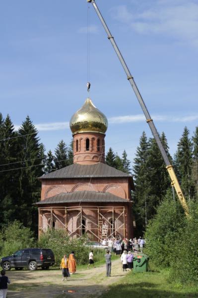 Епископ Митрофан освятил купола строящегося храма Мариинского монастыря