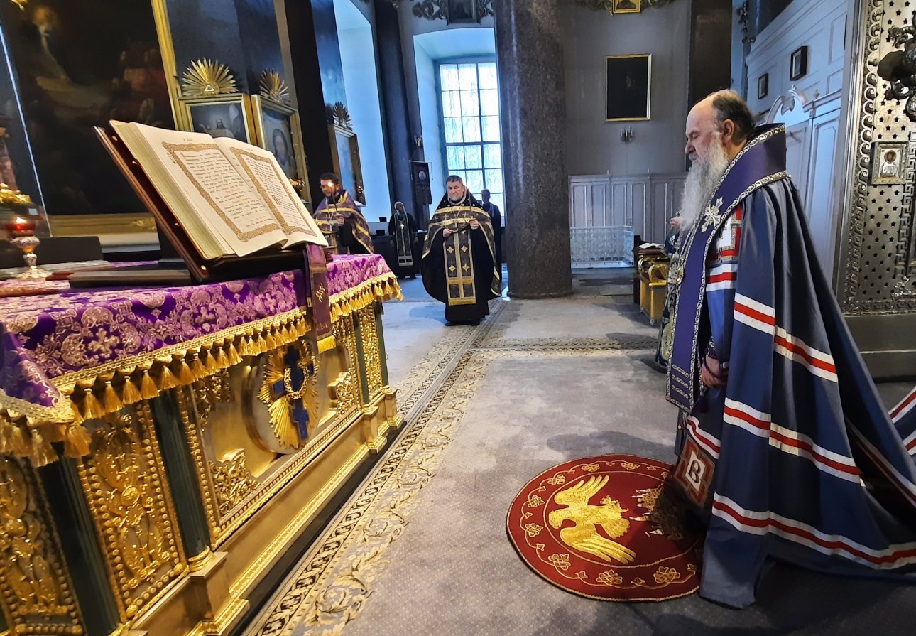 В Великую среду митрополит Варсонофий молился за уставным богослужением в Казанском соборе