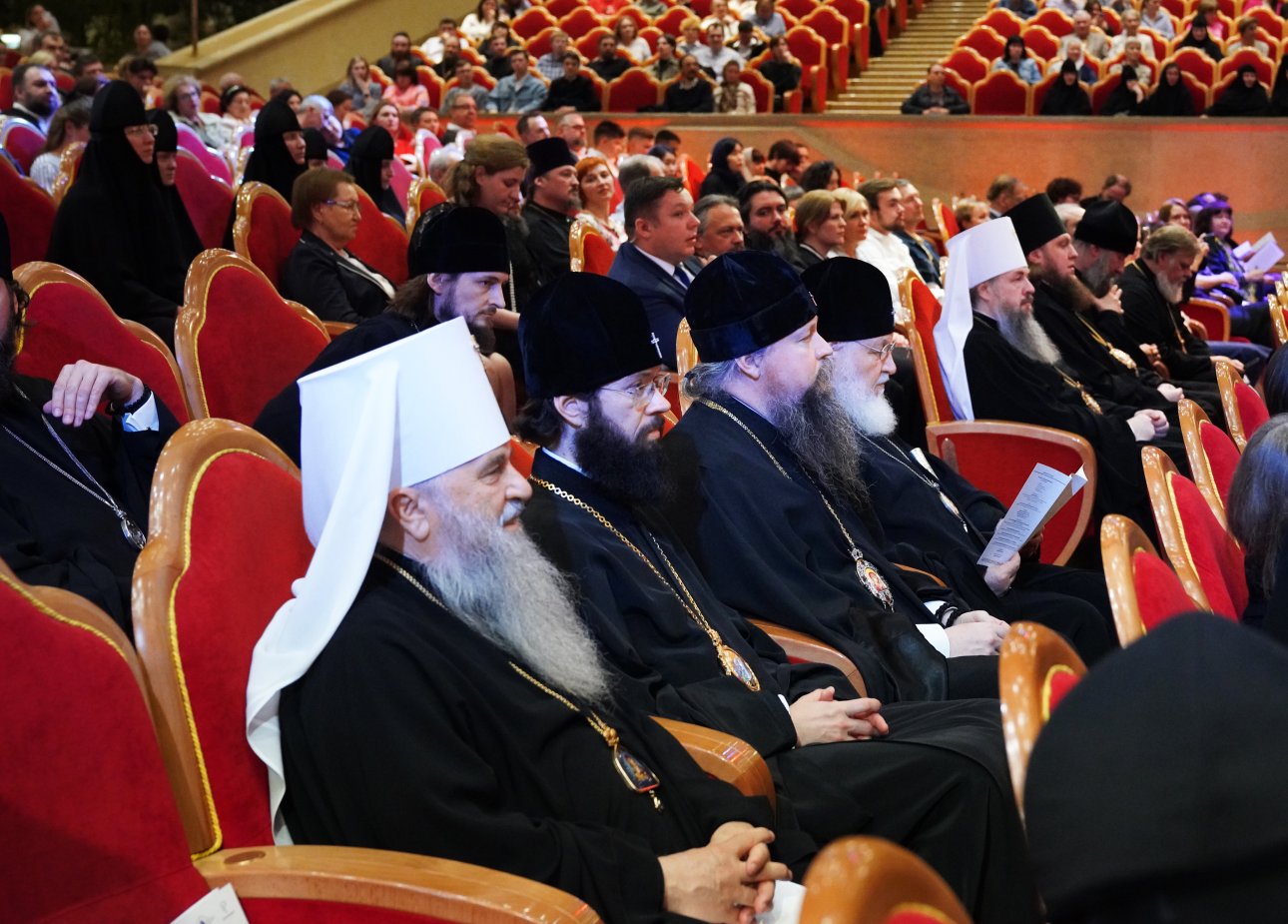 Митрополит Варсонофий побывал на московской премьере оратории "Сохранивший веру"