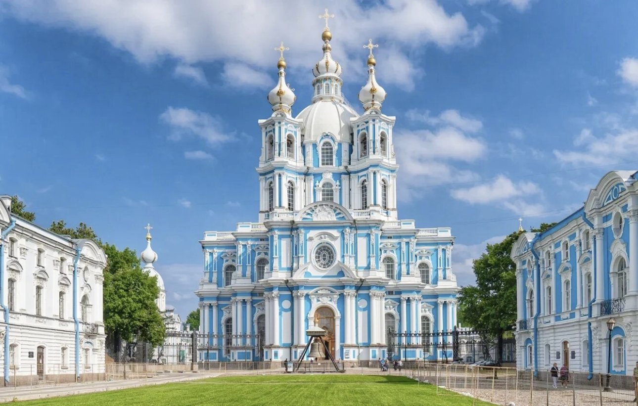 Митрополит Варсонофий совершил Божественную литургию в Смольном соборе Митрополит Варсонофий совершил Божественную литургию в Смольном соборе