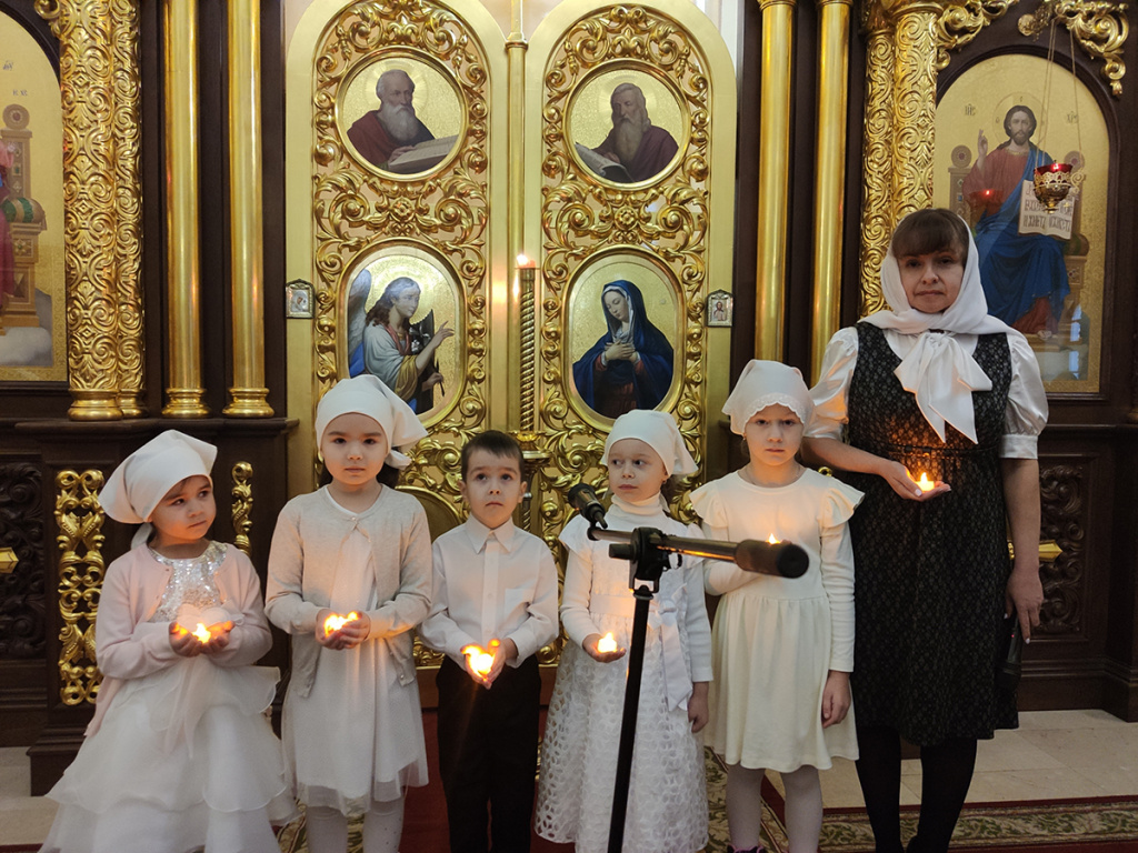 Дети в храме апостола Петра.jpg