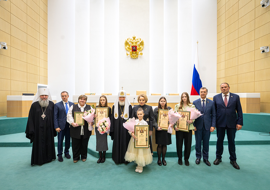Патриарх вручает грамоту.jpg Патриарх вручает грамоту.jpg