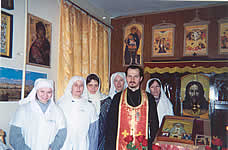 Первый духовник общины отец Артемий Темиров с сестрами. 1997 г.