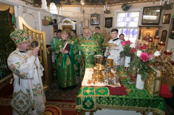 Епископ Игнатий возглавил богослужение престольного праздника в Свято-Троицком соборе Всеволожска