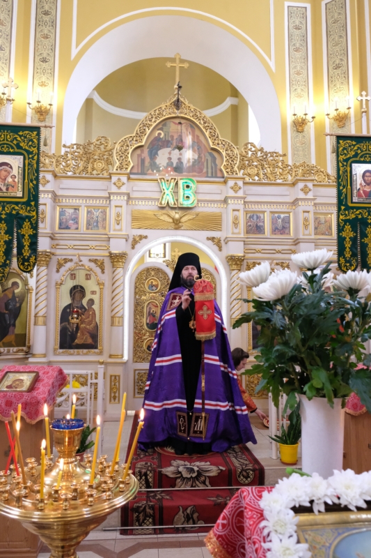 Епископ Митрофан совершил Литургию в Петропавловском храме Любани