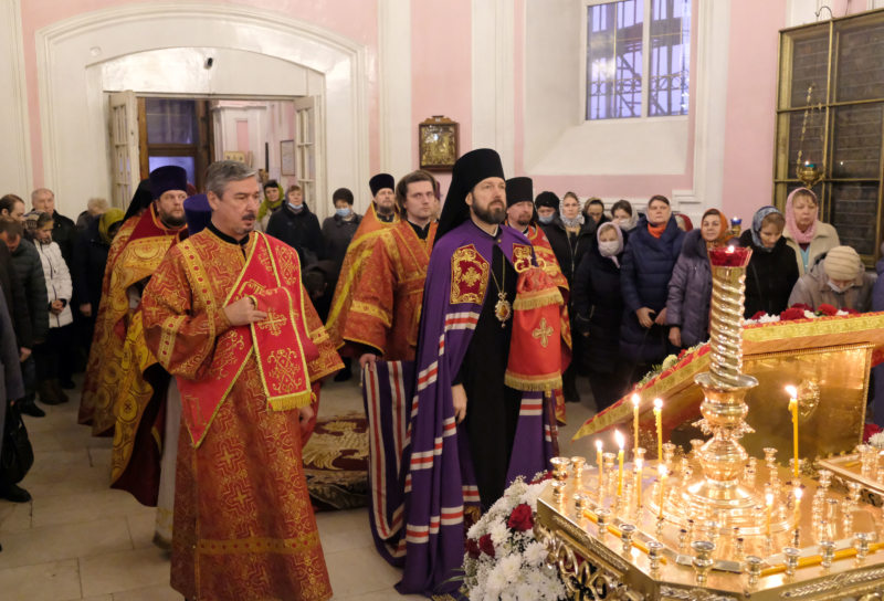 Епископ Митрофан совершил Литургию в Екатерининском соборе Кингисеппа
