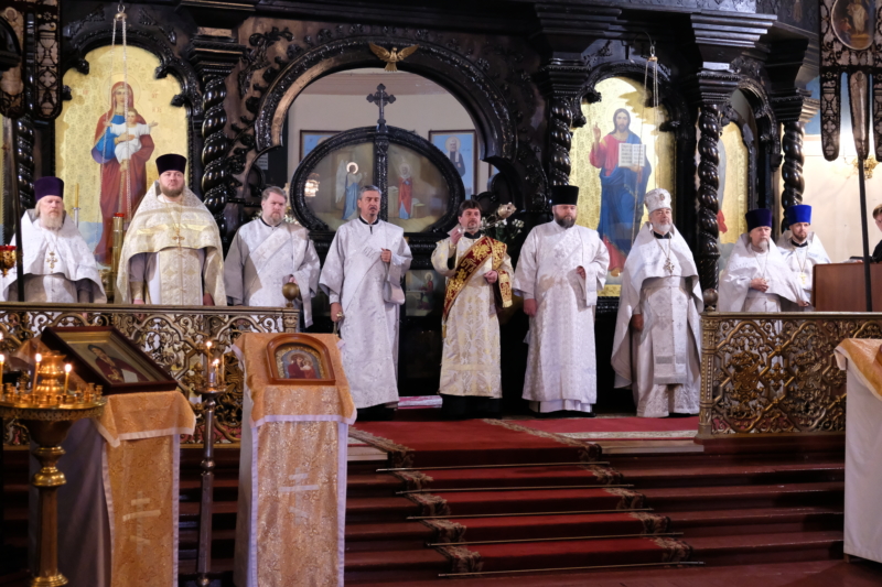 Епископ Митрофан совершил литургию в Павловском кафедральном соборе Гатчины