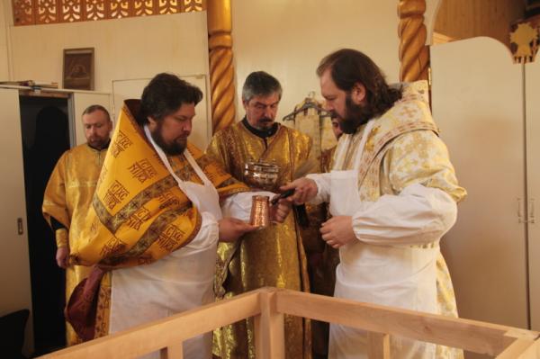 Епископ Митрофан освятил Петропавловский храм п. Ропша
