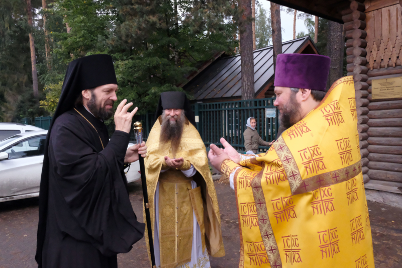 Епископ Митрофан совершил Литургию в Казанском храме п. Вырица