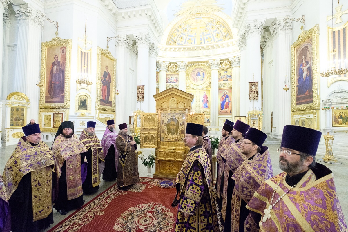 Пасхальная служба в храме христа спасителя. Храм христа спасителя служба на пасху. Служба в храме ильи пророка на обыденском переулке. Московские храм служба. Храм ильи пророка в обыденском переулке расписание богослужений.