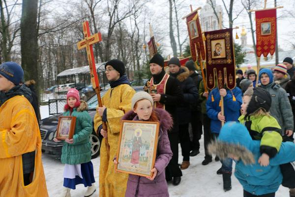 Учащиеся Свято-Владимирской школы прошли крестным ходом в память Ксении блаженной 