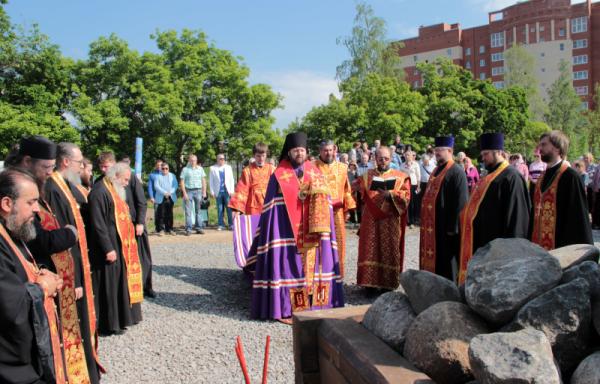 Епископ Митрофан заложил новый храм в поселке Тельмана