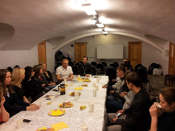 Встреча с писателем Дмитрием Корсунским прошла в молодежном клубе Казанского собора 