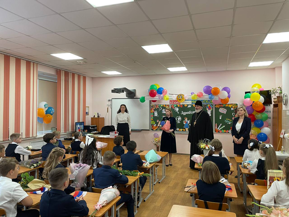 В Красносельском округе клирики поздравили детей с Днем знаний