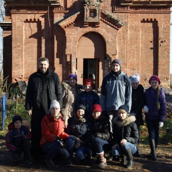 Детский "десант" внес лепту в восстановление Успенского храма  в селе Лукинском