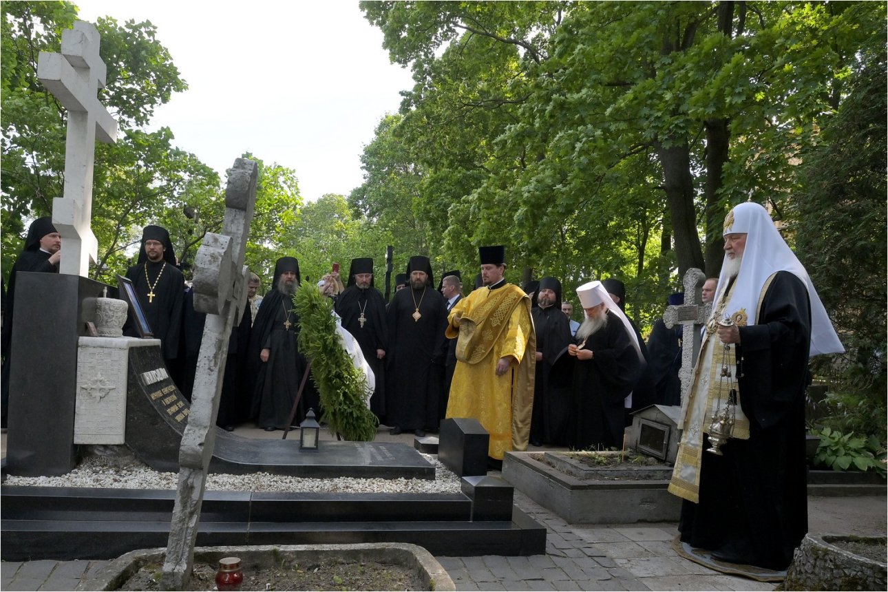 Патриарх Кирилл отслужил литии у могил митрополита Никодима и своих  родителей - сайт Санкт-Петербургской митрополии