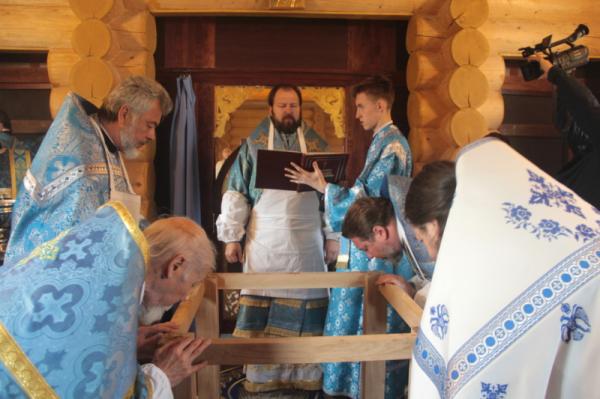 Епископ Митрофан освятил храм Владимирской иконы Божией Матери п. Елизаветино