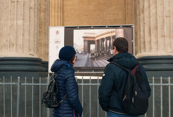Фотовыставка "Связь времен" открылась у Казанского собора 