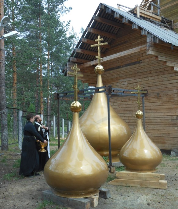 В поселке Яковлево Ленобласти освящены купола для строящегося Спасо-Преображенского храма
