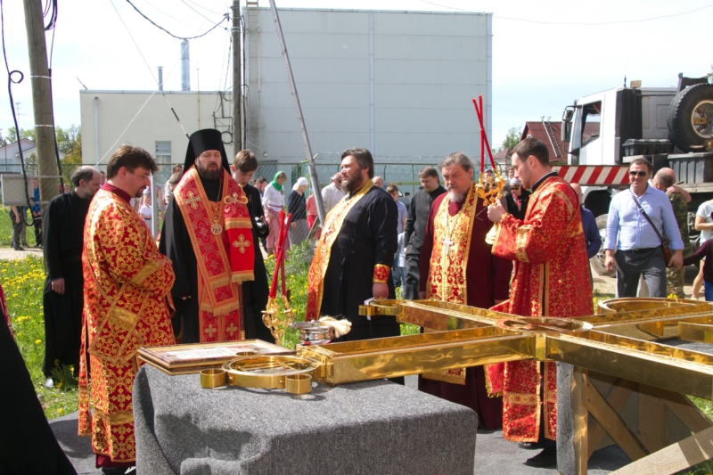 Епископ Митрофан освятил крест храма в Войсковицах