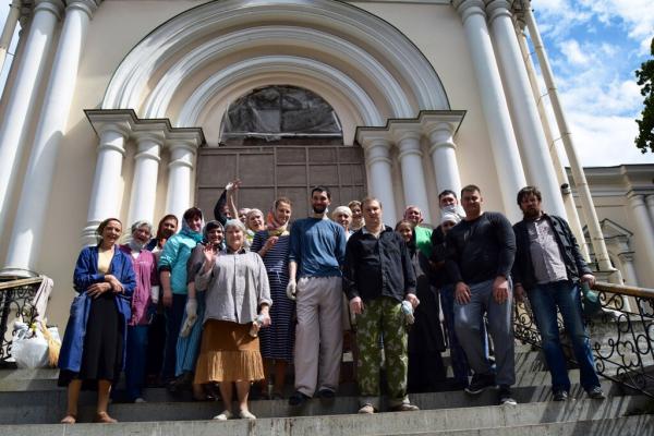 Волонтеры и прихожане убрали территорию Новодевичьего монастыря 
