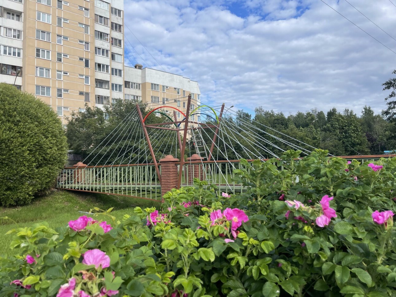 Bерующиe помогли обновить мост у сквера памяти чернобыльцев 