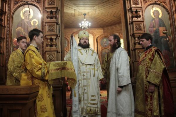 В день памяти равноапостольной княгини Ольги епископ Митрофан совершил Литургию в Казанском храме Вырицы