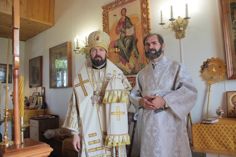 Епископ Митрофан совершил Литургию в Петропавловском храме Ропши