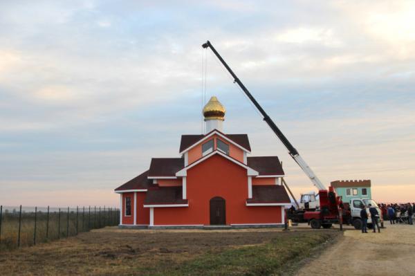 Епископ Митрофан освятил купола строящегося храма