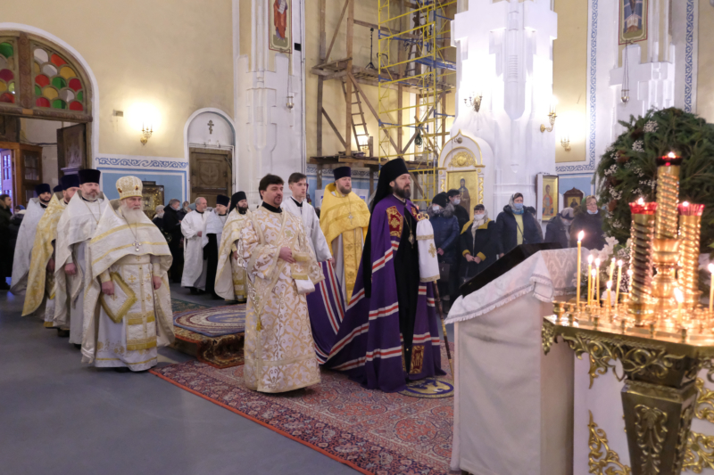 Епископ Митрофан совершил Литургию в Покровском соборе Гатчины