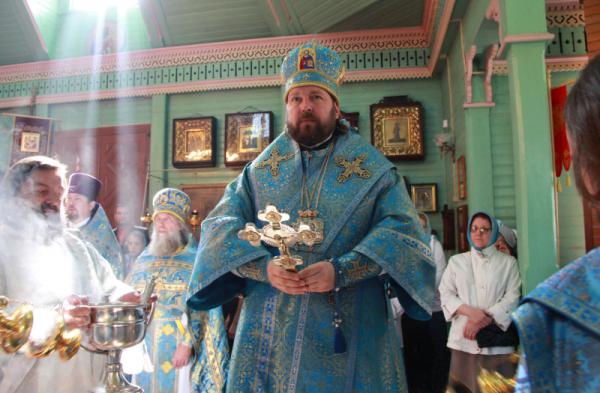 Епископ Митрофан освятил храм святых апостолов Петра и Павла в п. Сиверский