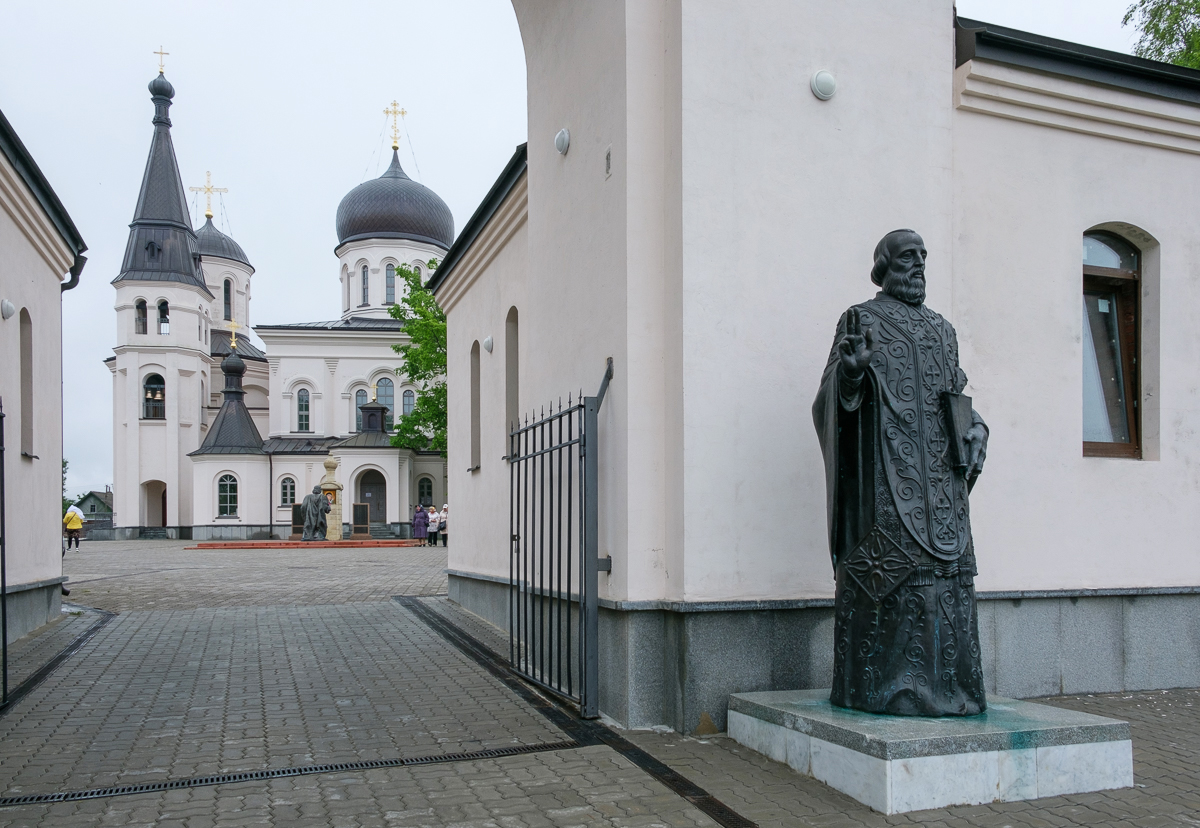 Константино еленинский монастырь. Скульптура Александр Невский Константино Еленинский. Памятник Александру Невскому Константино Еленинский монастырь. Константино-Еленинский монастырь трапезная.