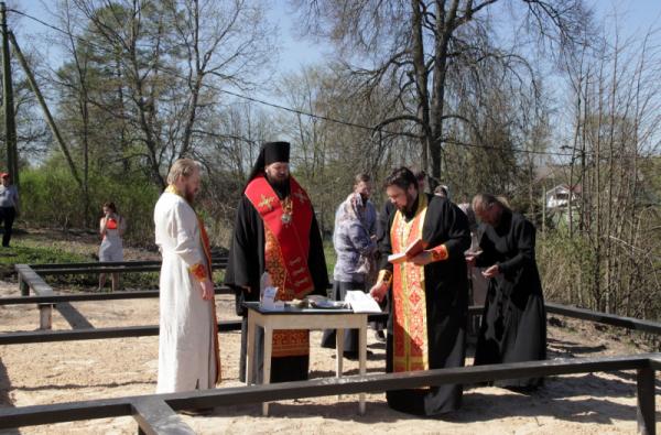 Епископ Митрофан освятил фундамент нового храма
