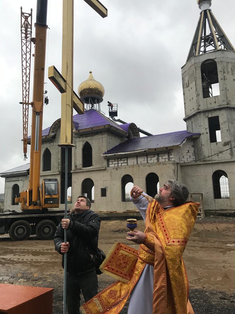 Накануне престольного праздника Александро-Невского храма в Романовке установлен главный купол храма, в день праздника освящен крест