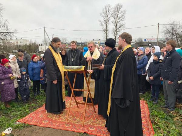 Епископ Игнатий совершил Литургию в Романовке, освятил крест на месте будущего Владимирского храма в Щеглово и посетил строящийся храм при Всеволожской больнице