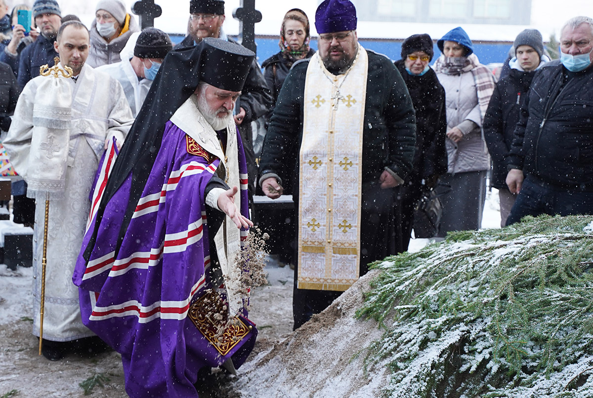 Папа похоронит. Похороны протоиерея Николая Васечко.