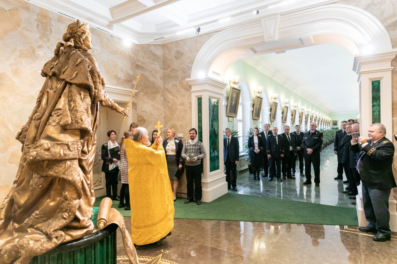 Памятник императрице Екатерине II освящен в Горном университете