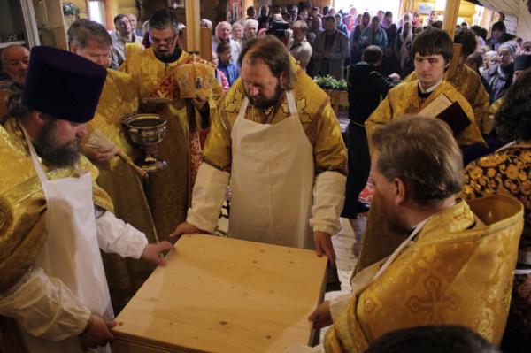 Епископ Митрофан освятил храм святых Петра и Февронии Муромских в г. Тосно