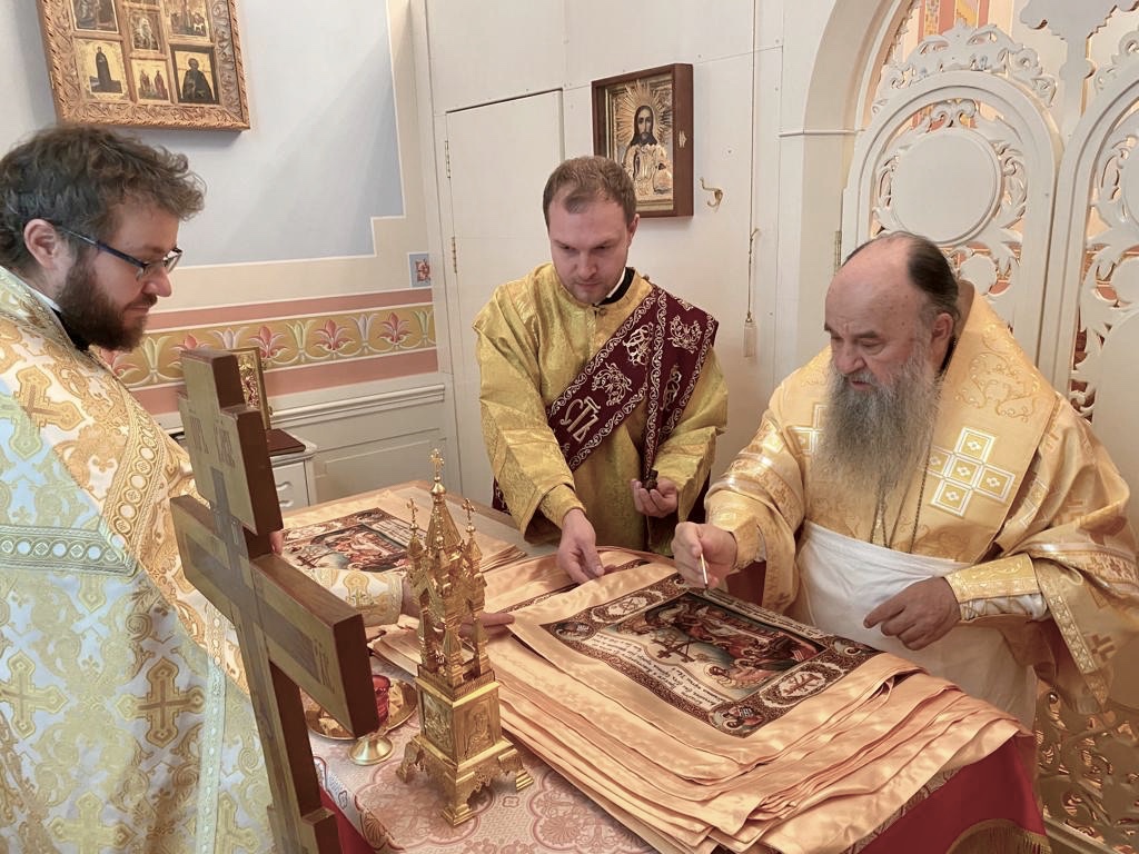 Митрополит Варсонофий освятил антиминсы для храмов епархии  
