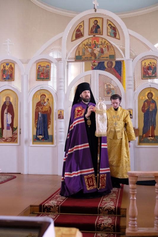 Епископ Митрофан совершил литургию в Никольском храме Белогорки