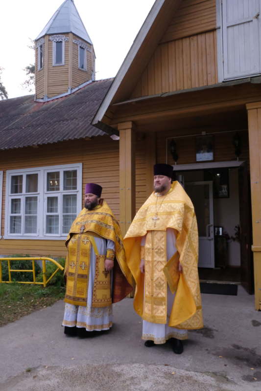Епископ Митрофан совершил литургию в Пантелеимоновском храме Соснового Бора
