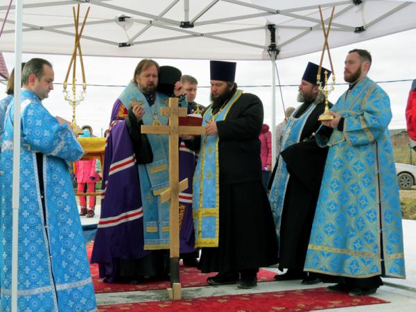 Епископ Митрофан заложил новый храм в Гатчинском районе